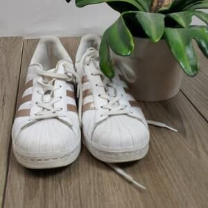 EUC Adidas Superstar originals ‎ sz7  white and gold sneakers